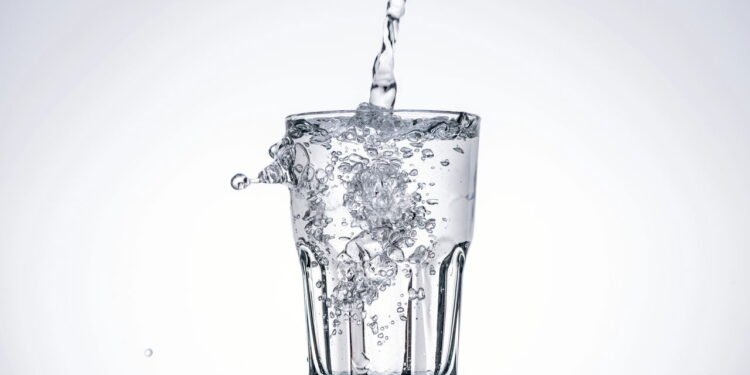 É verdade que a água com gás pode prejudicar seus dentes e peso?