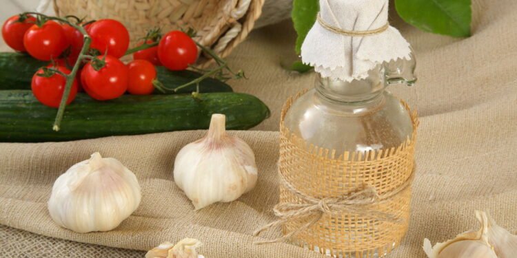 Misture alho com vinagre e veja o que acontece na sua casa