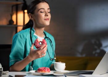 Melhores alimentos para dormir melhor segundo a ciência