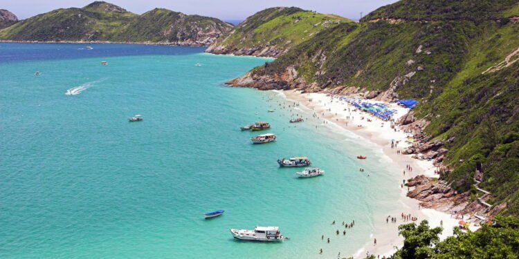 Essa cidade no RJ tem o mar mais azul do Brasil e muita gente está se mudando pra lá