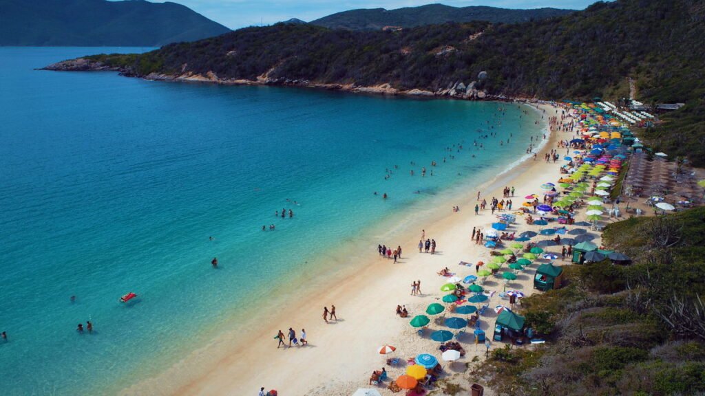 Essa cidade no RJ tem o mar mais azul do Brasil e muita gente está se mudando pra lá