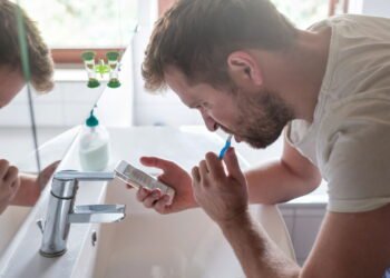 O que significa passar mais de 30 minutos com o celular no banheiro, segundo especialistas