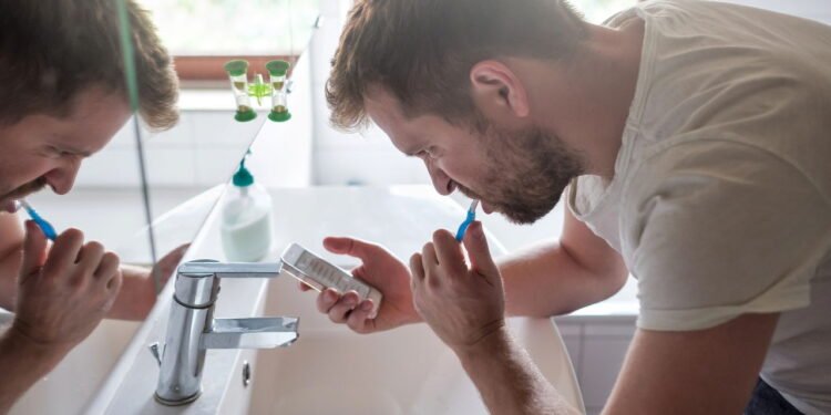 Celular no banheiro - Créditos: depositphotos.com / Koldunov