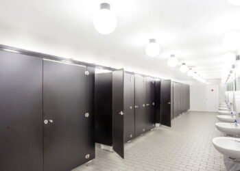 O maior erro ao usar banheiro público que quase todo mundo comete