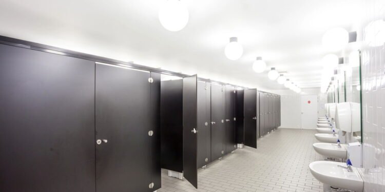 O maior erro ao usar banheiro público que quase todo mundo comete