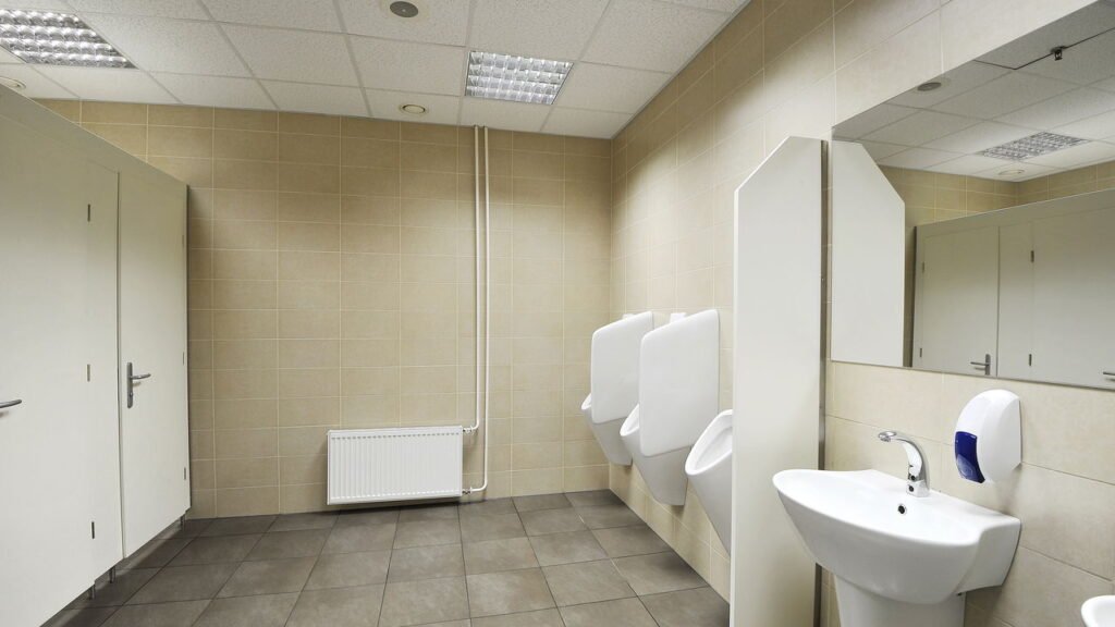 O maior erro ao usar banheiro público que quase todo mundo comete