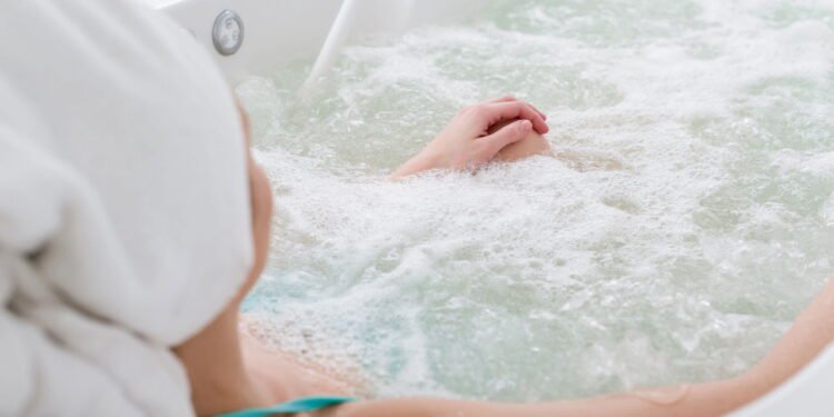 O que acontece com seu corpo quando você toma um banho quente antes de dormir?