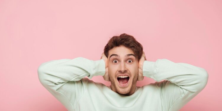 Pessoa tapando ouvidos // Créditos: depositphotos.com / HayDmitriy