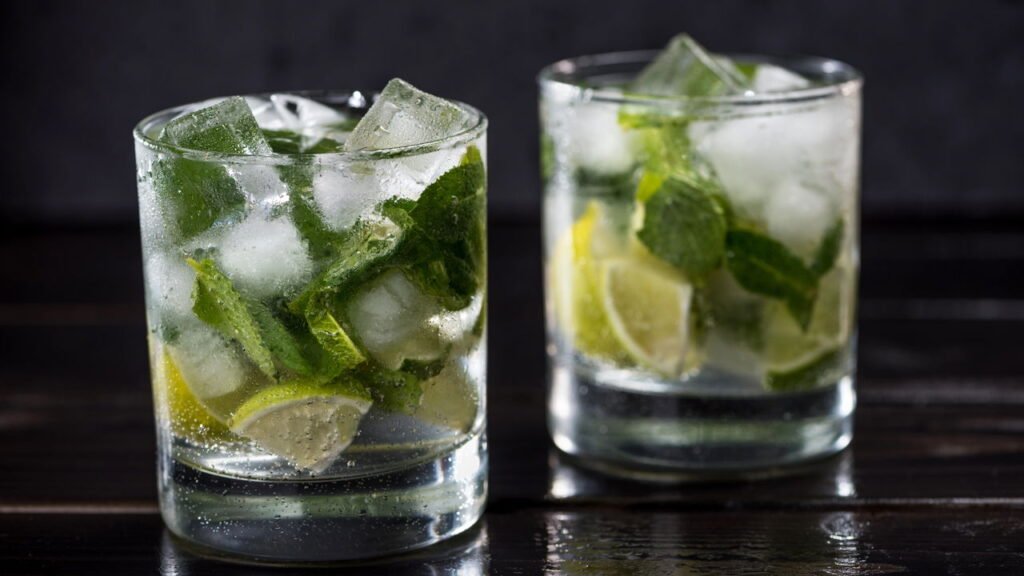 Truque simples para bebidas geladas em segundos sem freezer