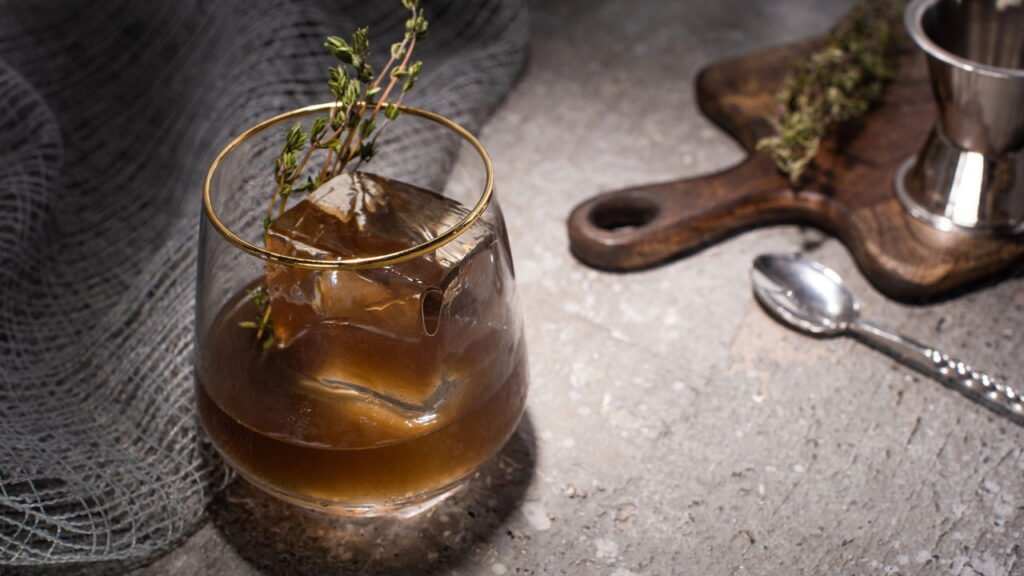 Posso levar bebida alcoólica no avião? Regras simples que você precisa saber