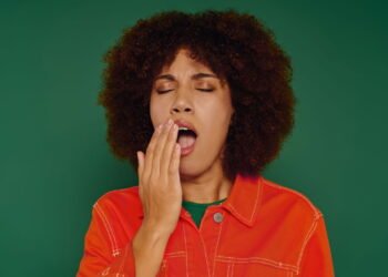 O que significa bocejar quando alguém também boceja?