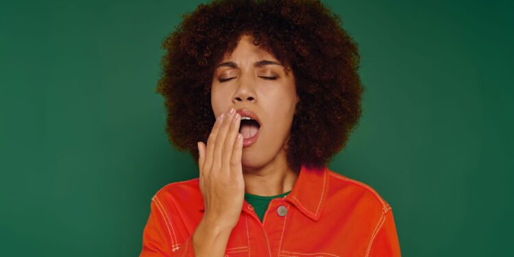 O que significa bocejar quando alguém também boceja?