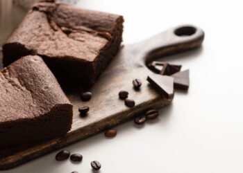 O melhor brownie saudável com 4 ingredientes que fica pronto em minutos