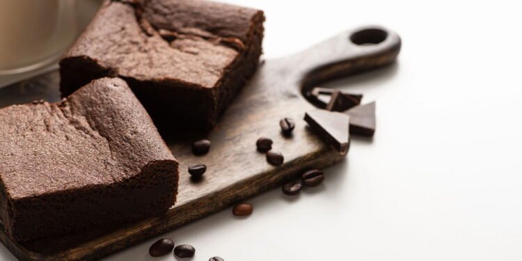 O melhor brownie saudável com 4 ingredientes que fica pronto em minutos