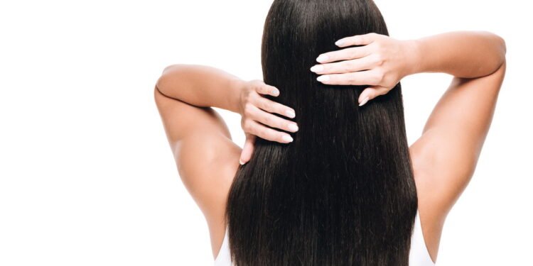 O truque que nossas avós usavam para ter cabelo liso e brilhoso