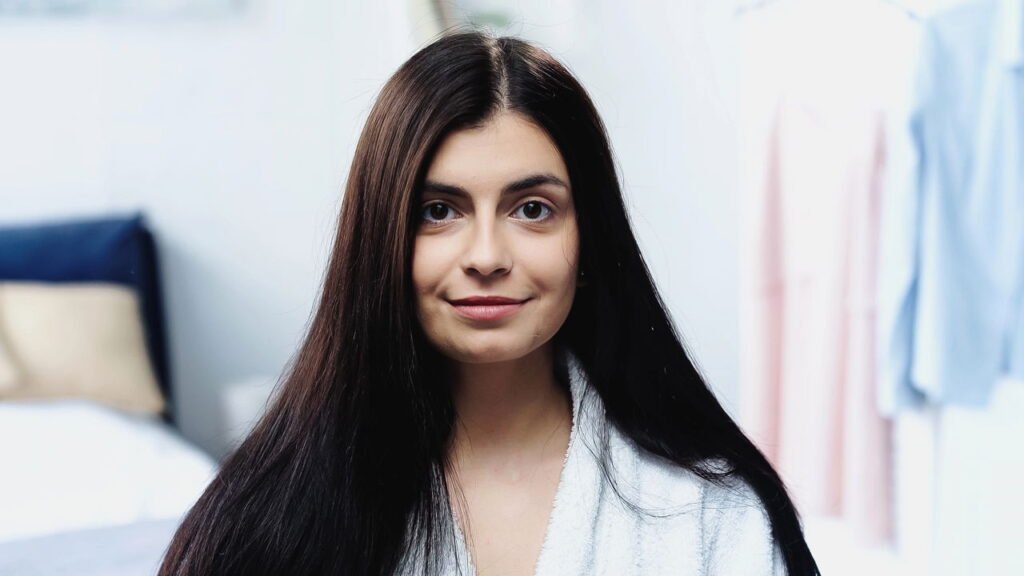 O truque que nossas avós usavam para ter cabelo liso e brilhoso