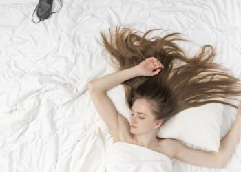 Faz mal dormir com o cabelo solto? Saiba a verdade