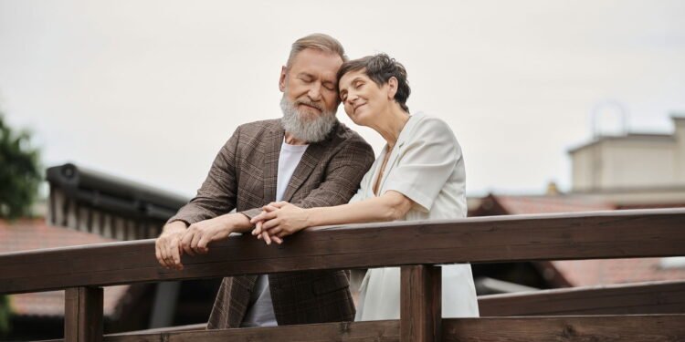 Essa mistura caseira está viralizando entre quem tem fios brancos