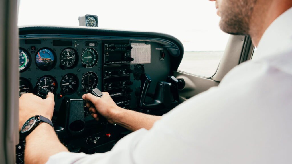 O que significam os códigos falados na cabine do avião durante o voo