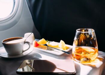 Ex-comissária de bordo compartilha o motivo pelo qual você nunca deve pedir bebida no avião