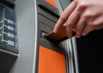 O que fazer quando o caixa eletrônico pega seu cartão e não devolve