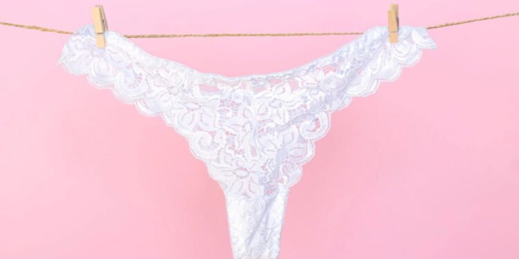 Calcinha no varal // Créditos: depositphotos.com / kopi.in.ua
