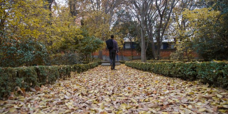 Caminhar olhando para o chão - Créditos: depositphotos.com / PabloBenii