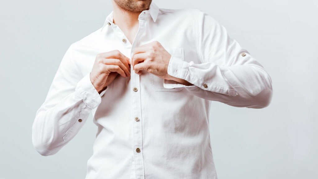 Esse acessório discreto na camisa esconde uma história surpreendente