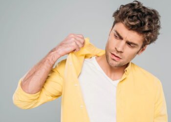 5 truques para acabar com o cheiro de suor das camisetas