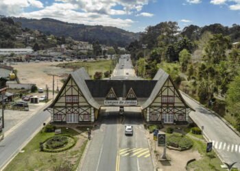 Essa cidade no alto da serra vai te levar para a Europa sem sair do Brasil