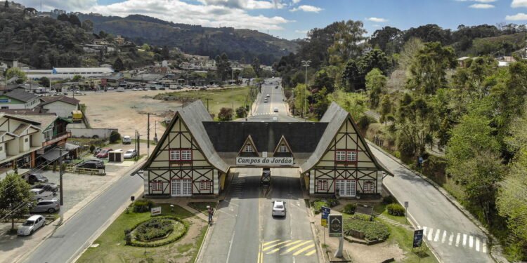 Essa cidade no alto da serra vai te levar para a Europa sem sair do Brasil