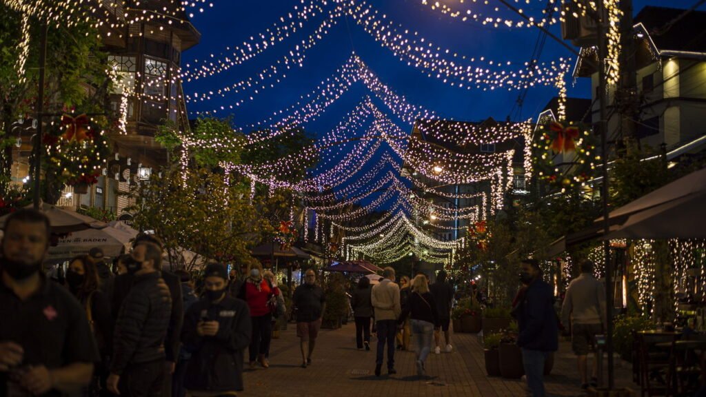 Essa cidade no alto da serra vai te levar para a Europa sem sair do Brasil