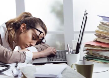 O que o excesso de proteína pode causar ao fígado e rins?