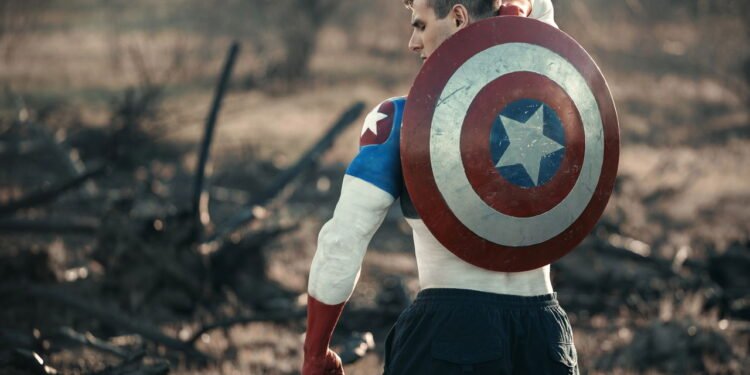 Homem vestido de Capitão América // Créditos: depositphotos.com / Nikolas_jkd