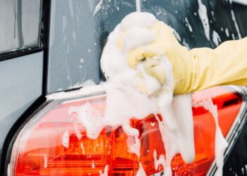 Como lavar o carro corretamente em casa e manter o brilho?