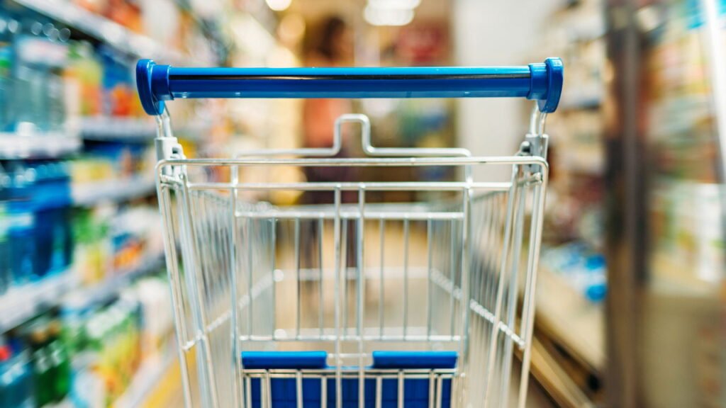 Você nunca imaginou o real motivo desses furos no carrinho de supermercado