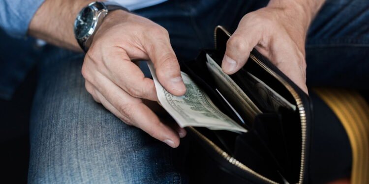 O jeito mais fácil de recuperar carteiras de couro ressecadas