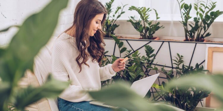 Casa com plantas - Créditos: depositphotos.com / AndrewLozovyi