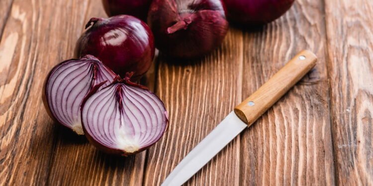 Cebola roxa vira queridinha da horta caseira