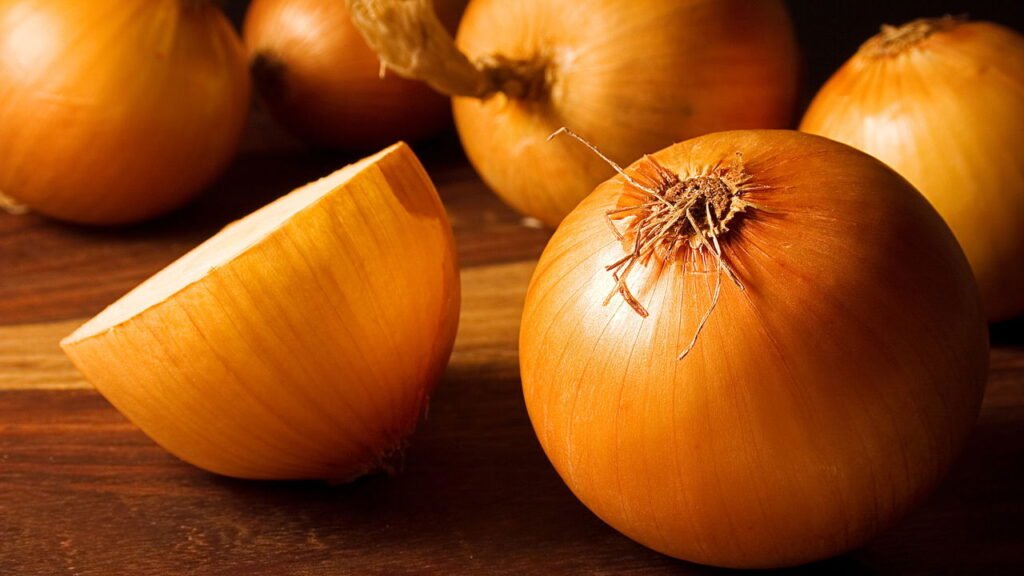 Você nunca mais vai jogar cascas de alho e cebola no lixo