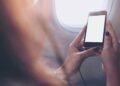 Precisa desligar o celular no avião? Veja o que a ANAC diz sobre