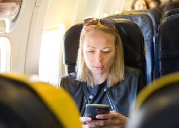 Precisa desligar o celular no avião? Veja o que a ANAC diz sobre