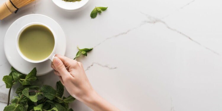 Você vai se surpreender com o que acontece ao trocar café por chá-verde