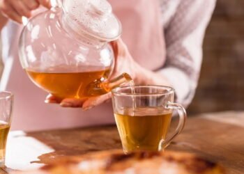 O chá calmante que virou ritual noturno de milhares de brasileiros