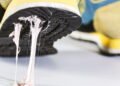 Saiba como tirar chiclete grudado na sola do sapato em minutos