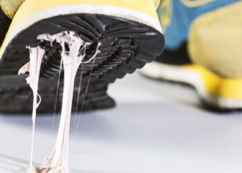 Saiba como tirar chiclete grudado na sola do sapato em minutos