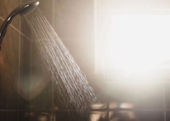 Tomar banho durante tempestade pode ser mais perigoso do que parece