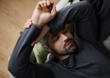 Cochilar de dia pode fazer mal à saúde? Entenda os riscos