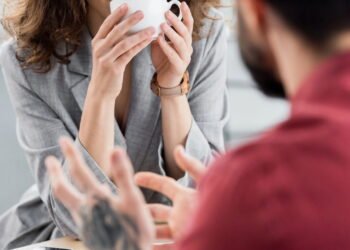 A melhor forma de reduzir o estresse está na maneira como você fala, e pouca gente sabe disso