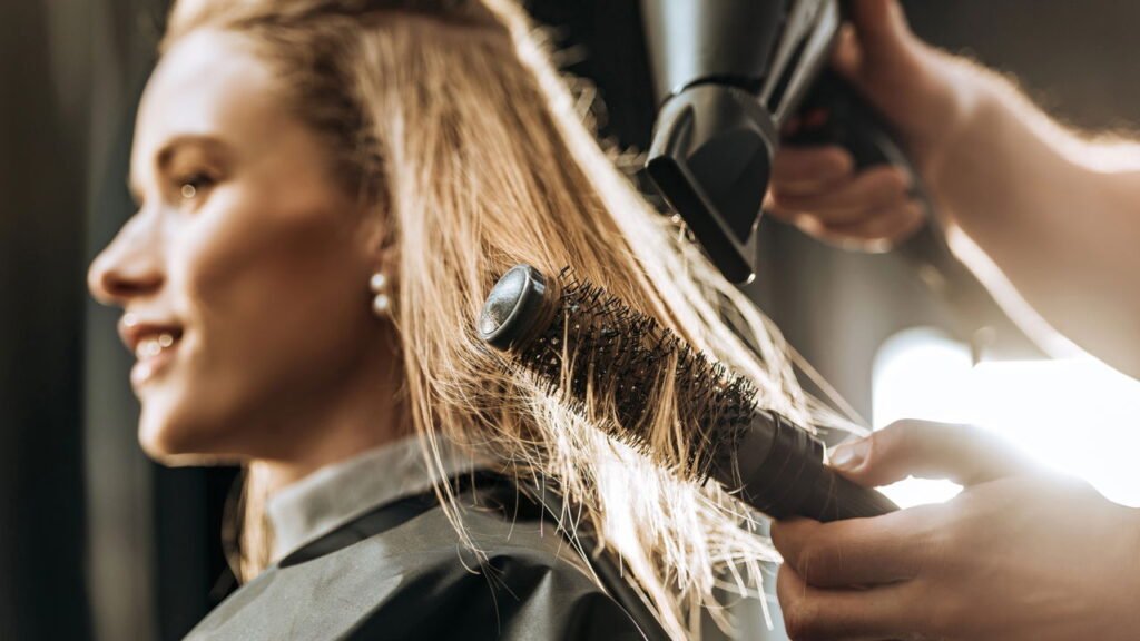 Seu corte de cabelo pode crescer mais rápido se seguir esse dia da lua